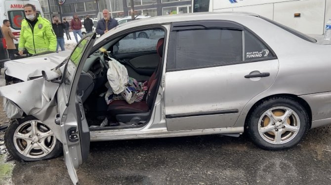 Ağrı’da Hasta Taşıyan Araç Kaza Yaptı: 2 Yaralı