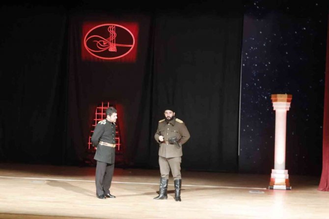 Ağrı’da “Kumandan" Oyunu Tiyatroseverlerle Buluştu
