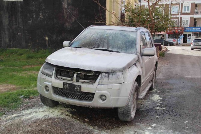 Otomobildeki Yangına Çeşme Hortumuyla Müdahale