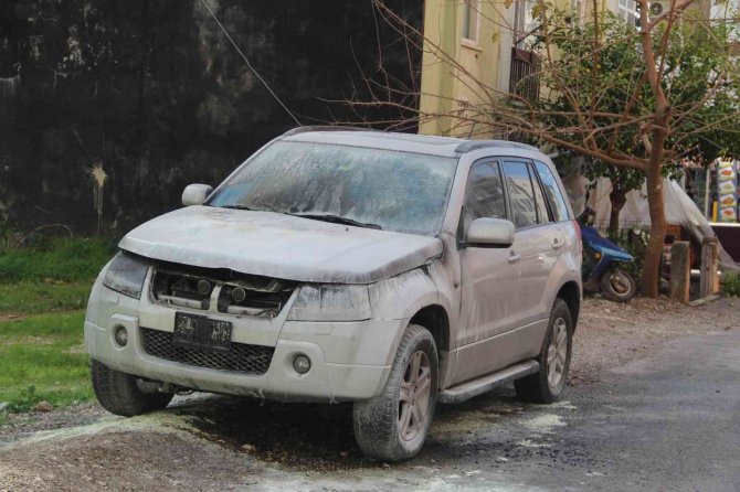 Otomobildeki Yangına Çeşme Hortumuyla Müdahale