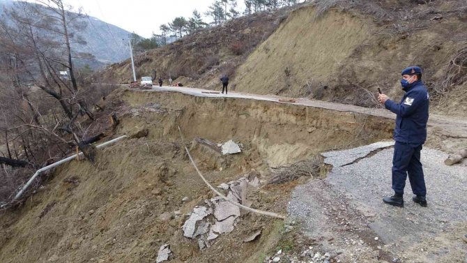 Manavgat’ta Aşırı Yağış Heyelana Sebep Oldu, Karayolu Çöktü