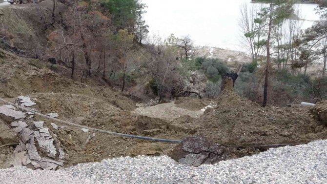 Manavgat’ta Aşırı Yağış Heyelana Sebep Oldu, Karayolu Çöktü