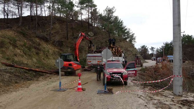 Manavgat’ta Aşırı Yağış Heyelana Sebep Oldu, Karayolu Çöktü