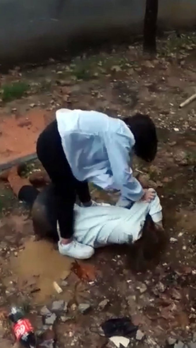 Genç Kız Saçından Tutarak Yere Yatırdığı Arkadaşını Acımasızca Dövdü