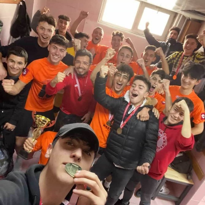 Erkekler Futsal Turnuvası’nda Arif Molu Mtal Şampiyon Oldu