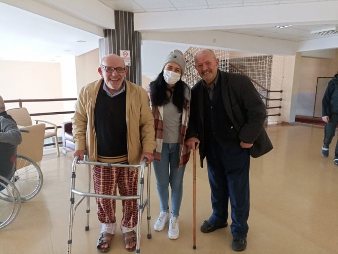 Huzur Evi Sakinlerinin Saç Ve El Bakımlarını Yaptılar