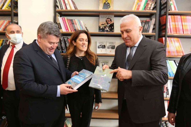 Efeler’de Üçüncü Kitap Kafe Açıldı