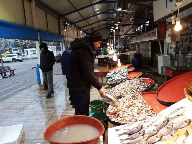 Fırtına Balık Tezgahlarını Süpürdü