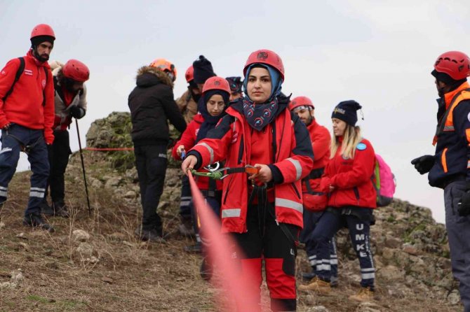 Umke Personellerine Zorlu Şartlarda Eğitim