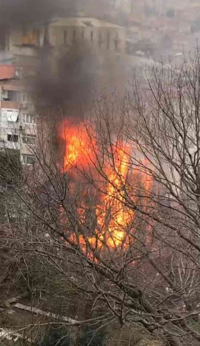 Beyoğlu’da Yangın: Ahşap Bina Alev Topuna Döndü