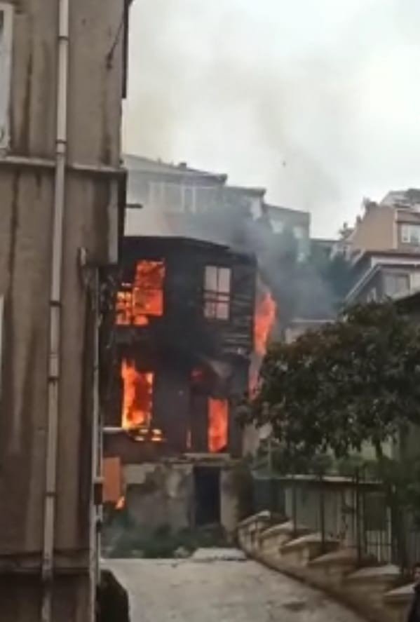 Beyoğlu’nda 2 Katlı Metruk Binada Yangın