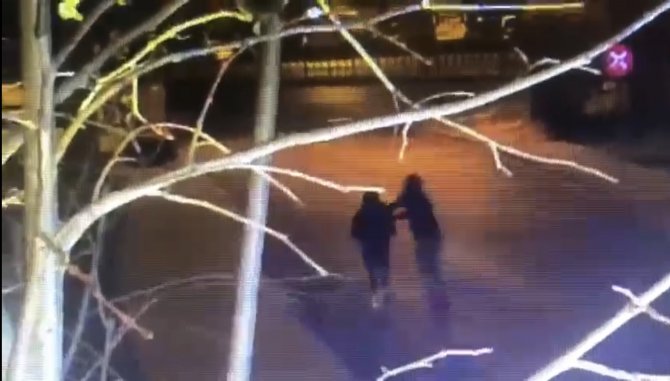 Beyoğlu’nda Genç Kadına Kapkaç Kamerada: Peşinden Koştu Ama Yakalayamadı