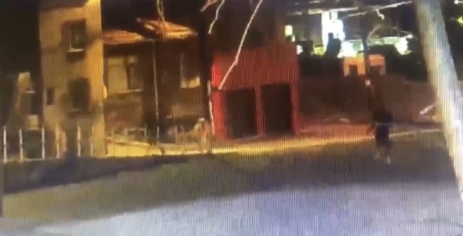 Beyoğlu’nda Genç Kadına Kapkaç Kamerada: Peşinden Koştu Ama Yakalayamadı