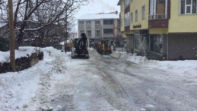 Karlıova’da Karlar Kamyonlarla Kent Dışına Taşınıyor