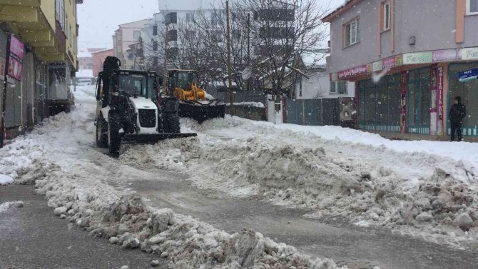 Karlıova’da Karlar Kamyonlarla Kent Dışına Taşınıyor