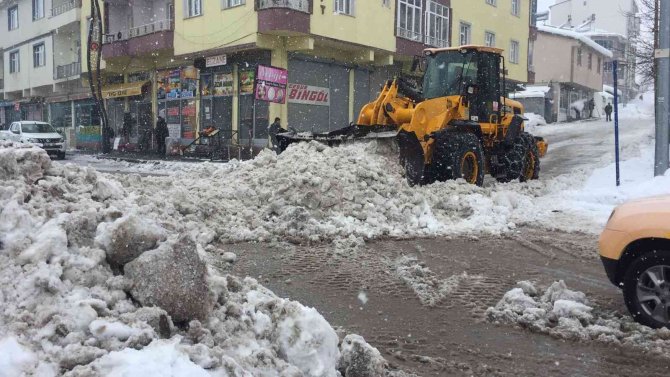 Karlıova’da Karlar Kamyonlarla Kent Dışına Taşınıyor