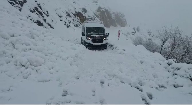 Bingöl’de Çığ Düştü, Yol Ulaşıma Kapandı