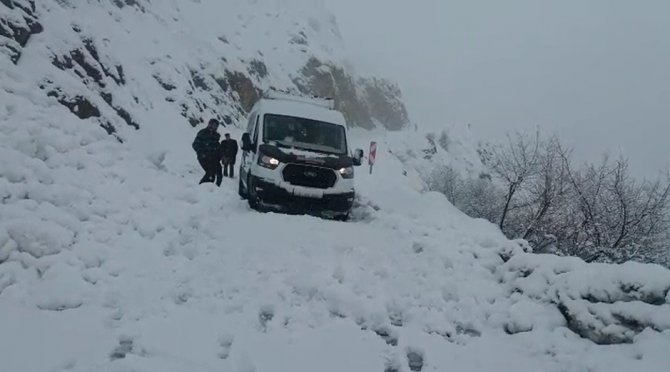 Bingöl’de Çığ Düştü, Yol Ulaşıma Kapandı