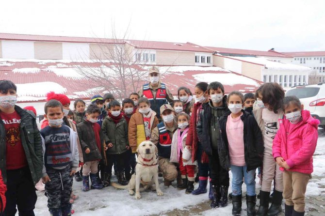 Jandarmanın Kurtarma Köpeğinden Çocuklara Gösteri
