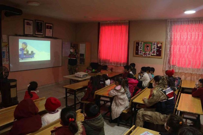 Jandarmanın Kurtarma Köpeğinden Çocuklara Gösteri