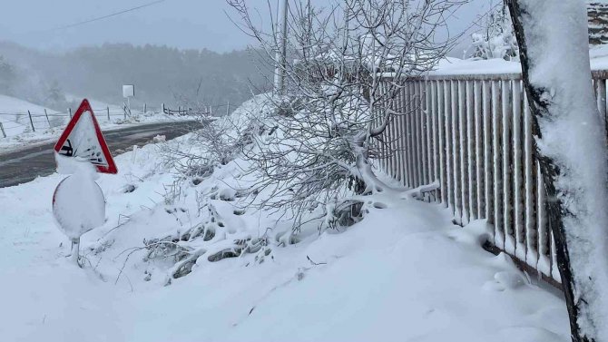 İ̇znik’in Yüksek Kesimlerinde Kar Yağışı Etkisini Sürdürüyor