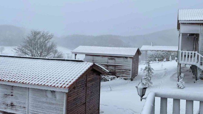 İ̇znik’in Yüksek Kesimlerinde Kar Yağışı Etkisini Sürdürüyor