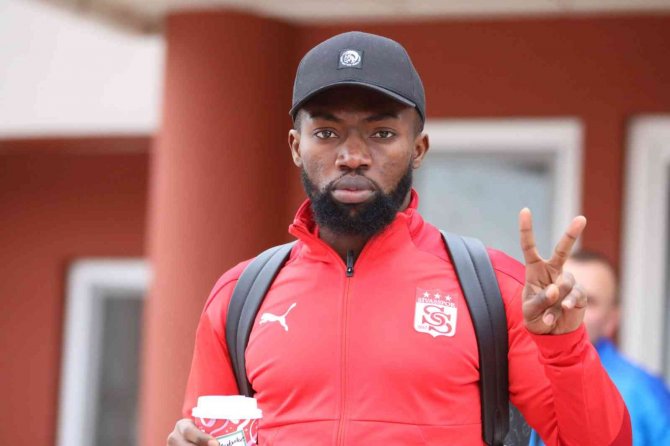 Sivasspor’da Azubuike İle Yollar Ayrıldı