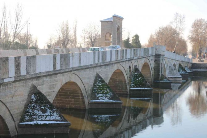 Edirne’de Nehirler, Yollar Ve Süs Havuzları Buz Tuttu