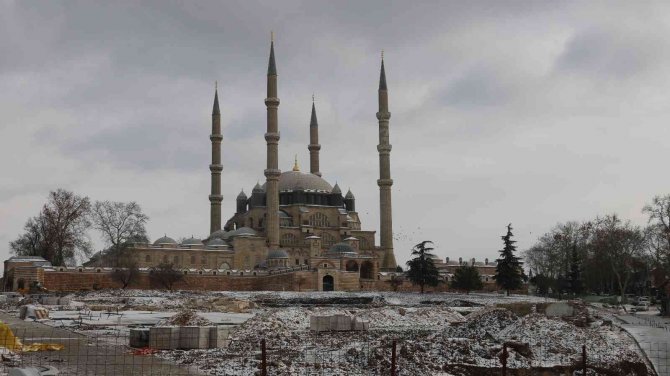 Edirne’de Nehirler, Yollar Ve Süs Havuzları Buz Tuttu