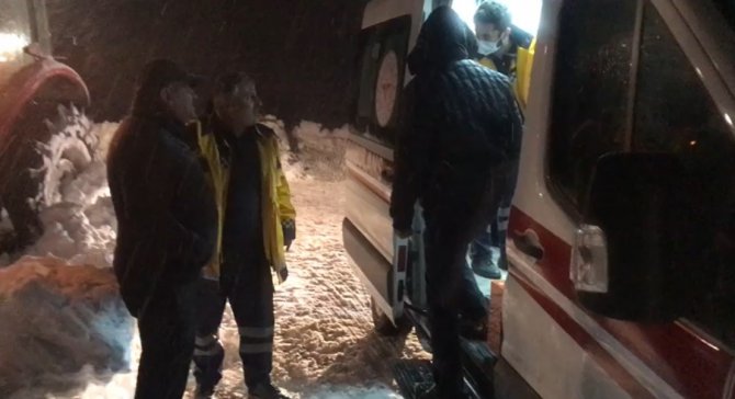 Ekipler Kardan Yolu Kapanan Mezrada Rahatsızlanan 2 Aylık Bebek İçin Seferber Oldu