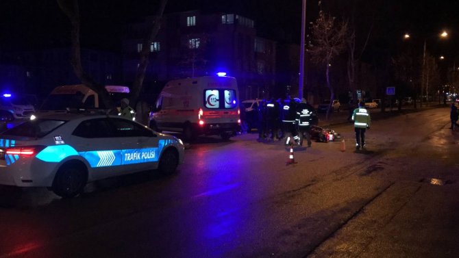 Aracın Altında Sıkışan Motosiklet Sürücüsü Kurtarıldı