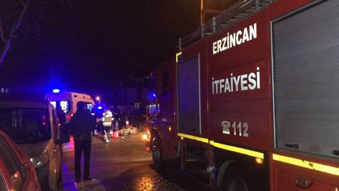 Aracın Altında Sıkışan Motosiklet Sürücüsü Kurtarıldı