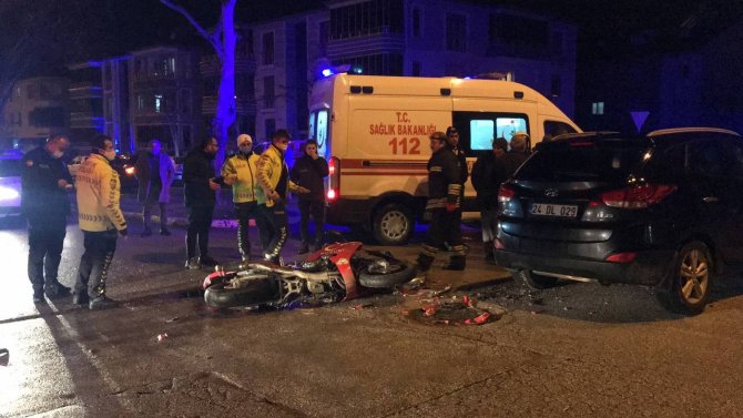 Aracın Altında Sıkışan Motosiklet Sürücüsü Kurtarıldı