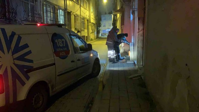 Kamyonet Doğalgaz Kutusuna Çarptı, Kahvedekiler Korkuyla Dışarı Çıktı