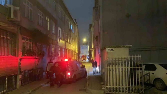 Kamyonet Doğalgaz Kutusuna Çarptı, Kahvedekiler Korkuyla Dışarı Çıktı