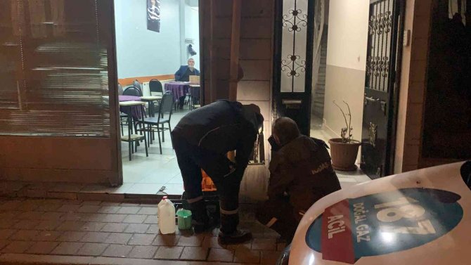 Kamyonet Doğalgaz Kutusuna Çarptı, Kahvedekiler Korkuyla Dışarı Çıktı
