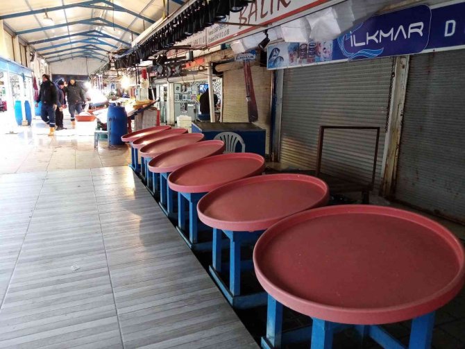 Fırtına Balık Tezgahlarını Süpürdü