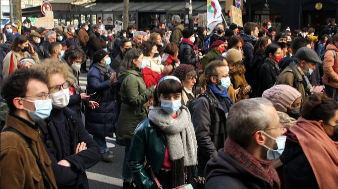Fransa’da Eğitimciler Ve Veliler Sokağa İndi