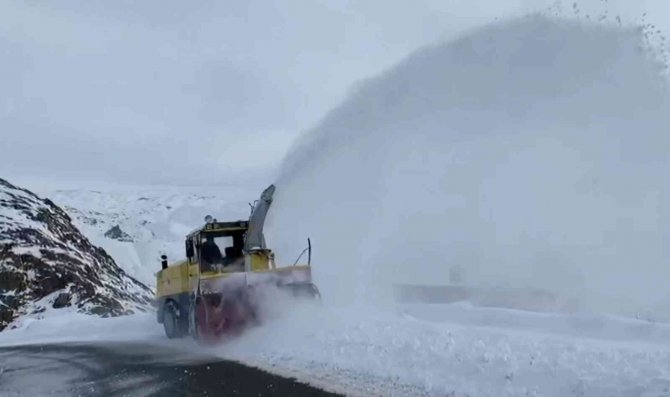 Hakkari’de 30 Yerleşim Yerinin Yolu Ulaşıma Kapadı