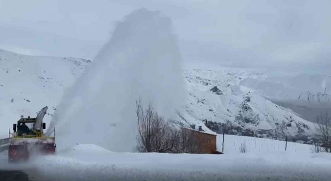 Hakkari’de 30 Yerleşim Yerinin Yolu Ulaşıma Kapadı