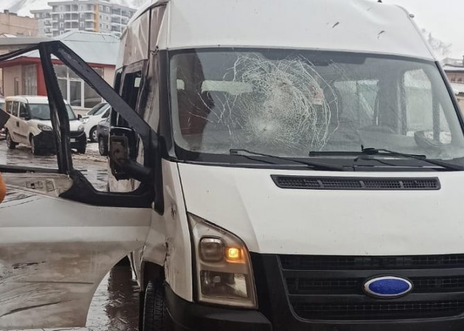 Minibüsün Üzerine Kaya Düştü: 3 Yaralı