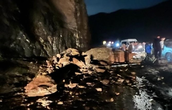 Dev Kayalar Yola Düştü, Araçlar Mahsur Kaldı