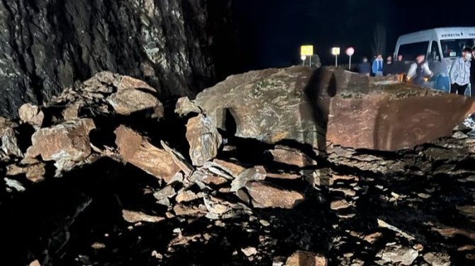 Dev Kayalar Yola Düştü, Araçlar Mahsur Kaldı