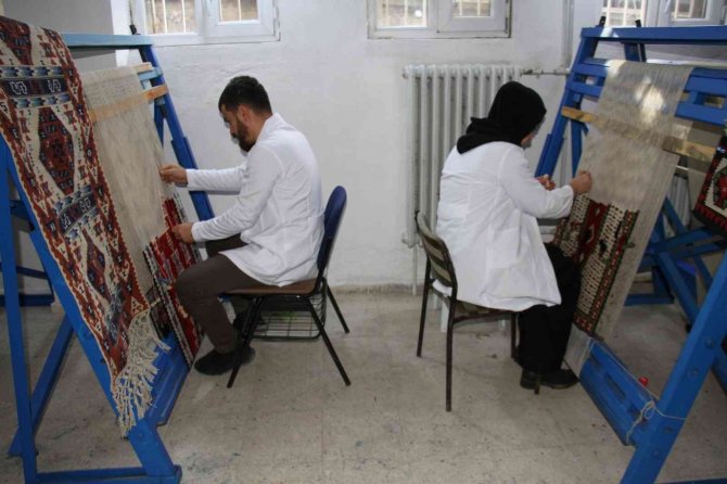 Şemdinli’de Kilimler Yeniden Dokunuyor
