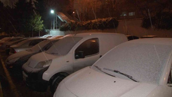 İ̇stanbul’da Bazı Bölgelerde Kar Yağışı Başladı