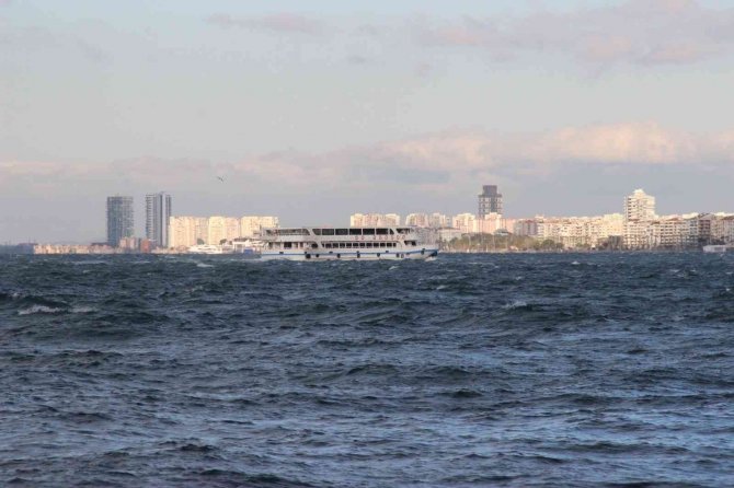 İ̇zmir’de Arabalı Vapur Seferlerine Fırtına Engeli