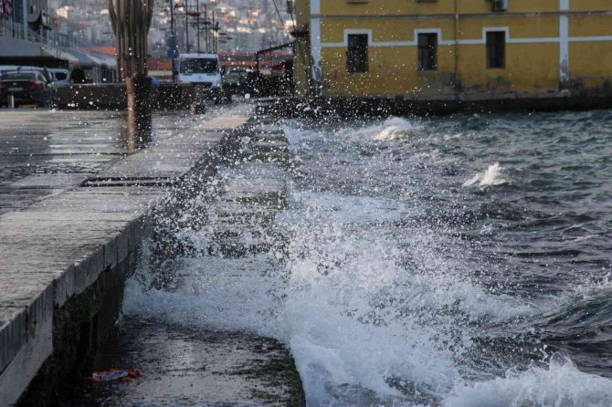İ̇zmir’de Arabalı Vapur Seferlerine Fırtına Engeli
