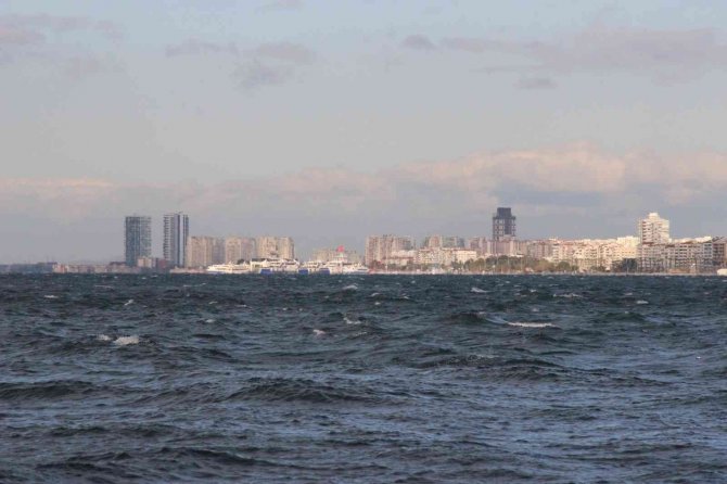 İ̇zmir’de Arabalı Vapur Seferlerine Fırtına Engeli