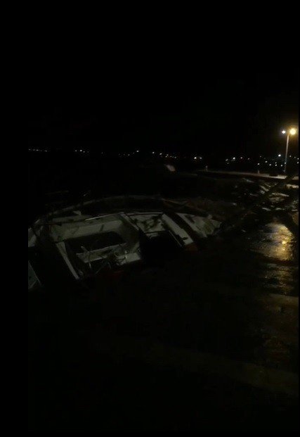 Çeşme’de Fırtına Nedeniyle Yan Yatan Tekne Karaya Vurdu