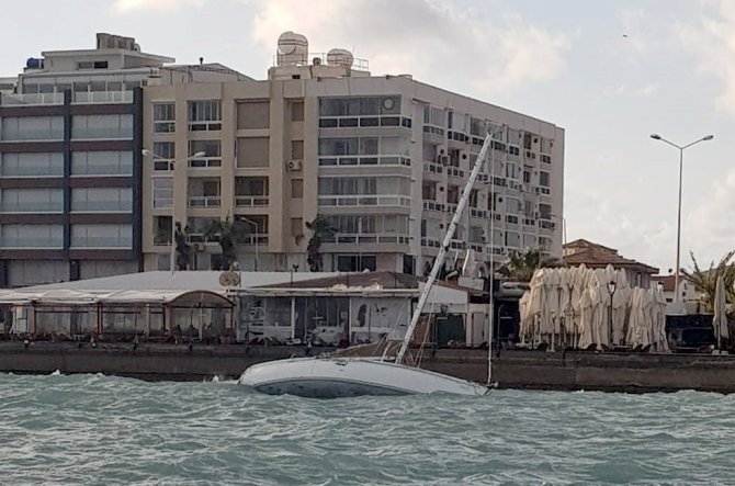 Çeşme’de Fırtına Nedeniyle Yan Yatan Tekne Karaya Vurdu